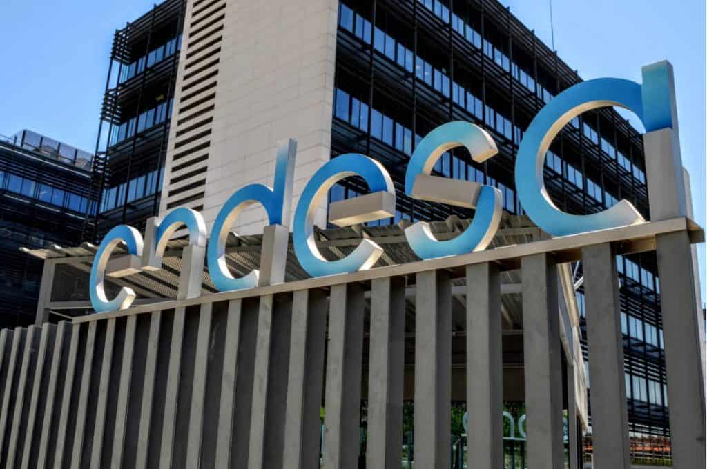 Logotipo de Endesa delante del edificio principal