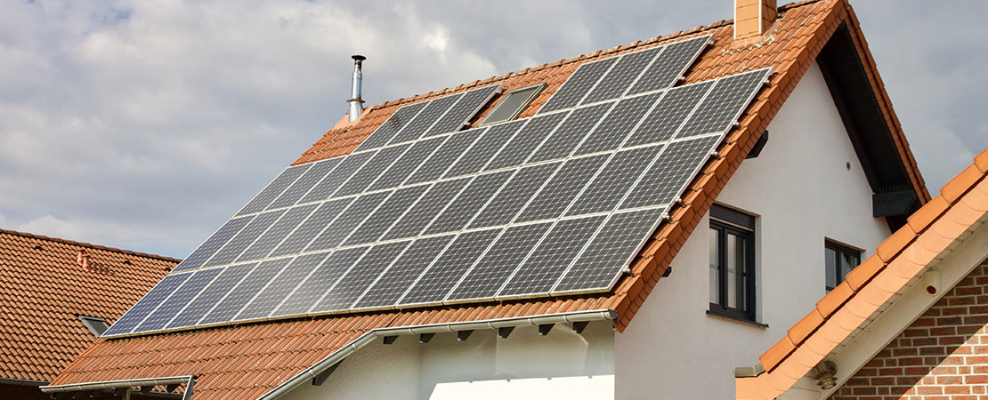 Casa con placas fotovoltaicas en su tejado.