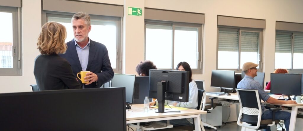 trabajadores de Endesa en la oficina