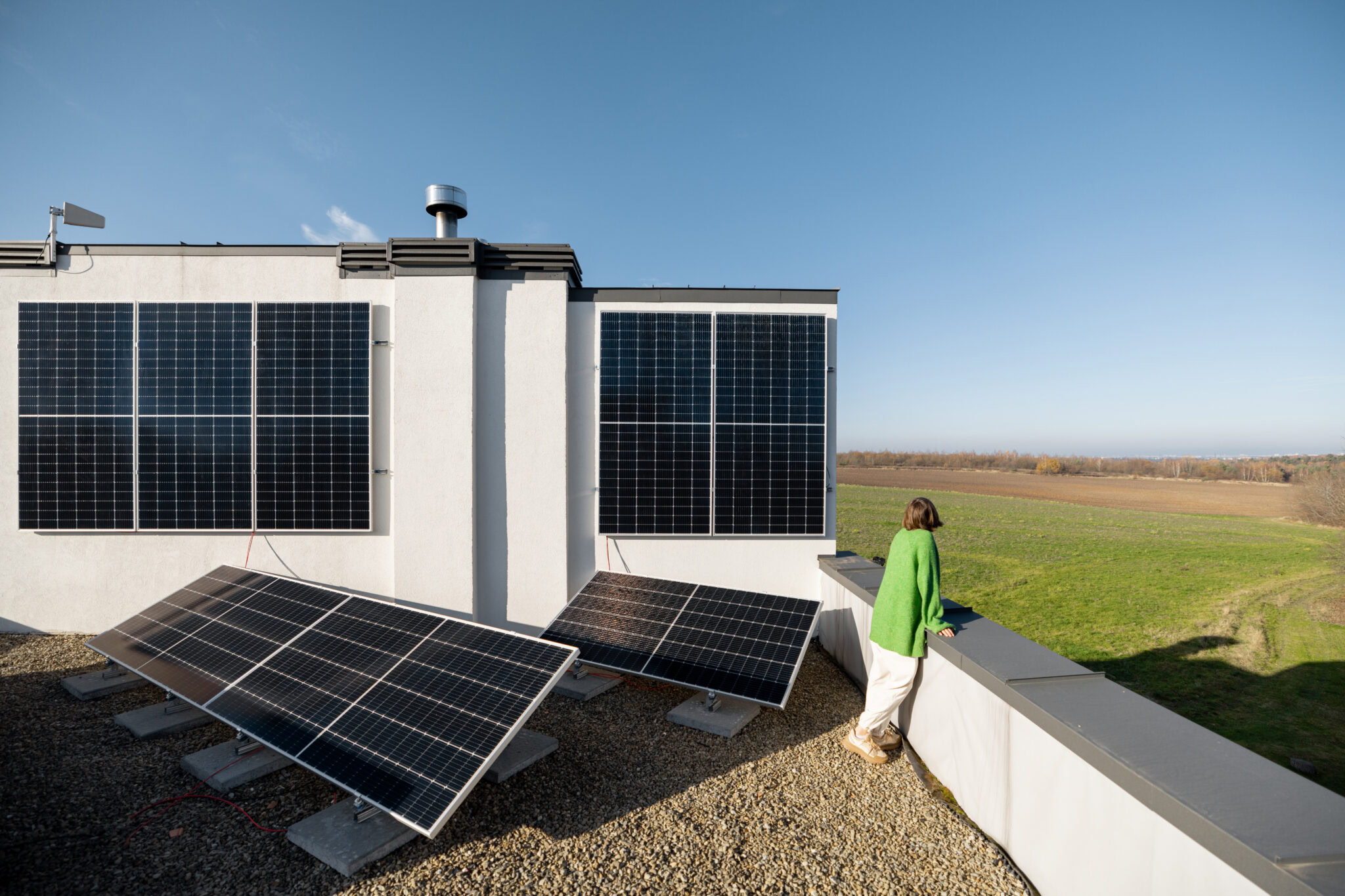 Humano contemplando las vistas con tranquilidad al lado de placas fotovoltaicas