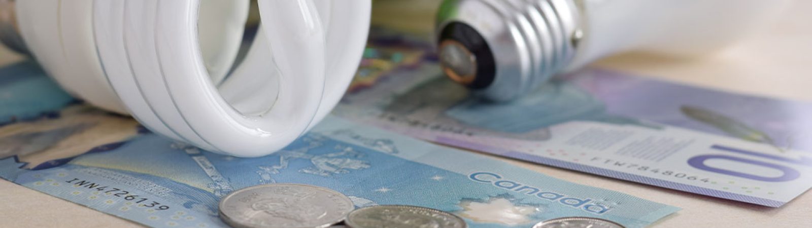 Dos bombillas sobre billetes