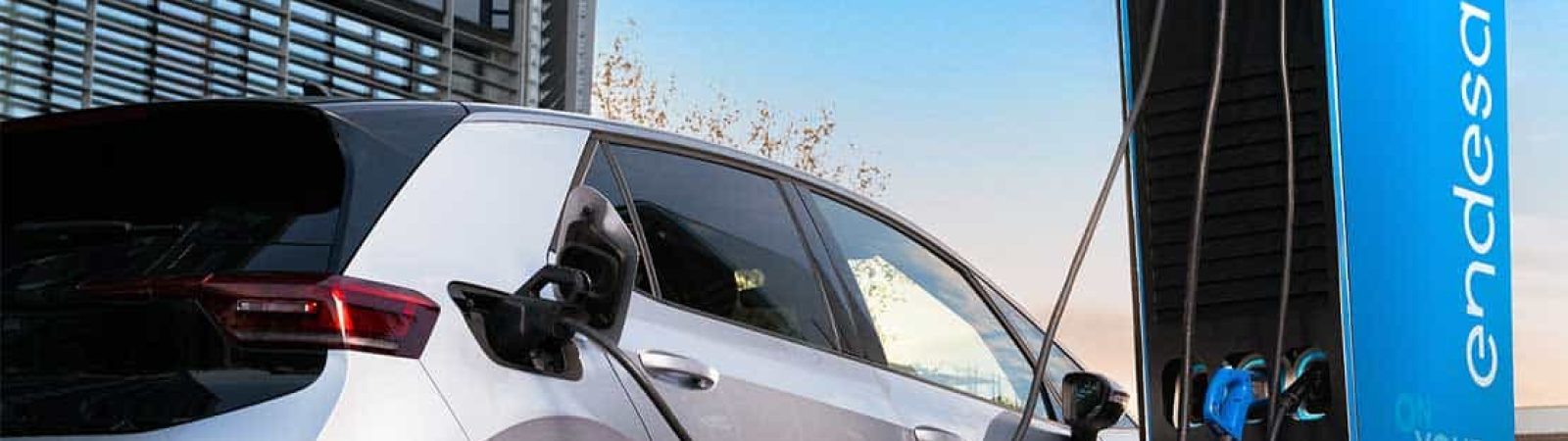 Vehiculo recargando en puntos de recarga Endesa